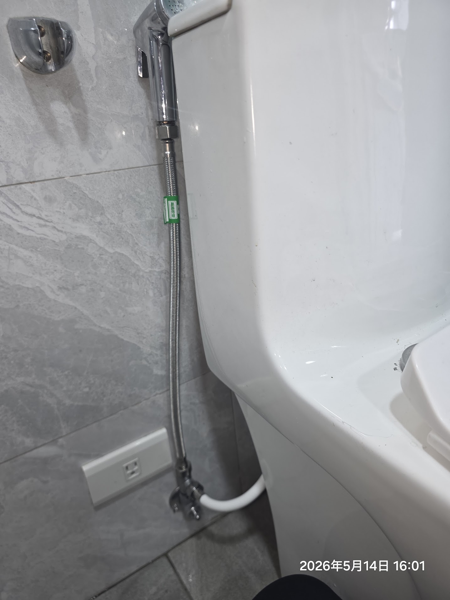 馬桶側邊進水軟管與角閥