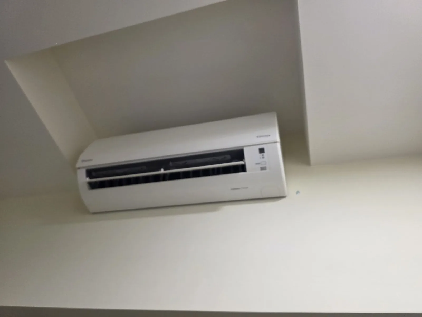 分離式冷氣室內機與出風口現況