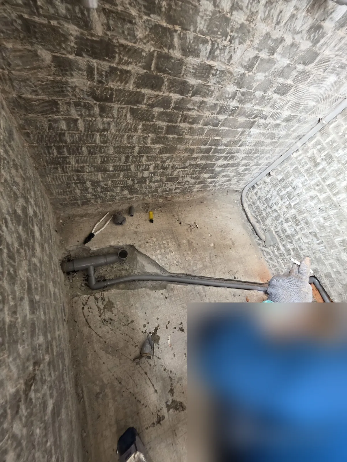 師傅於現場重新配置四路冷氣排水管