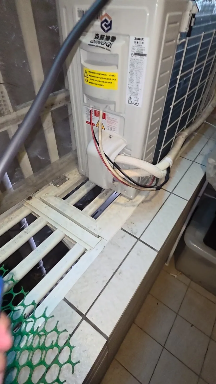 冷氣室外機側面銘牌與配管接線位置