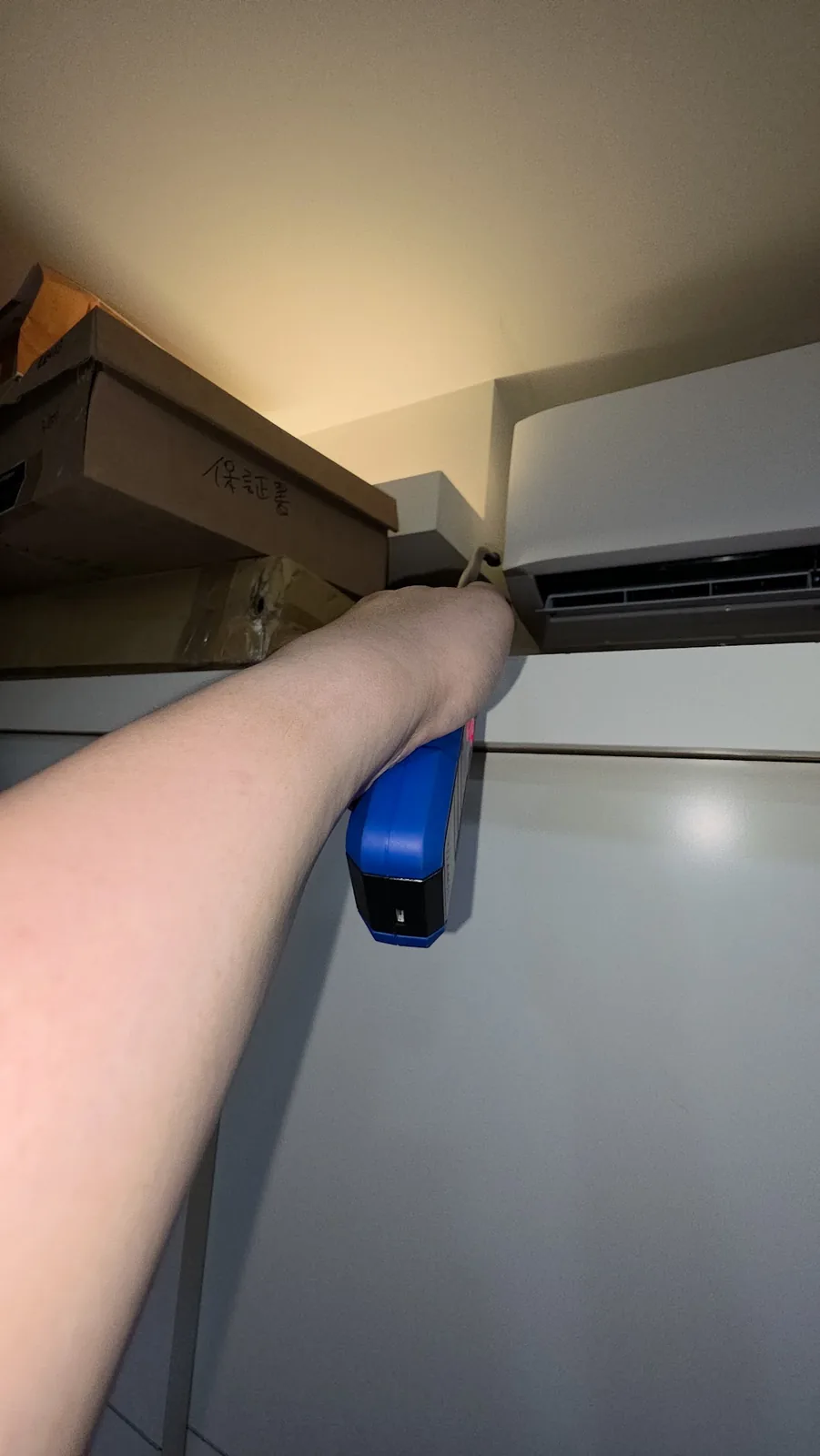 以測溫工具檢查冷氣室內機出風口