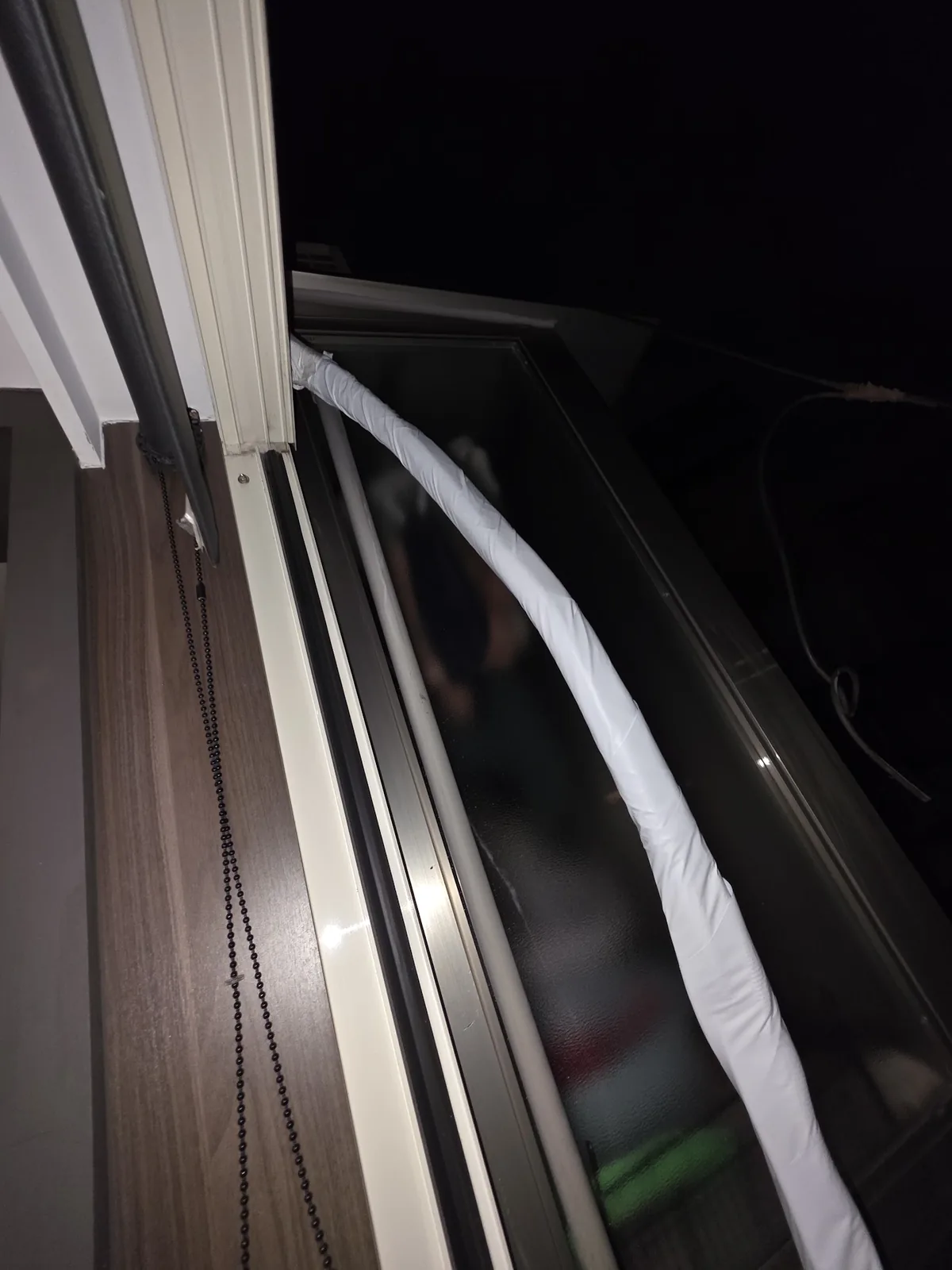 窗邊冷氣管路的白色保溫包覆