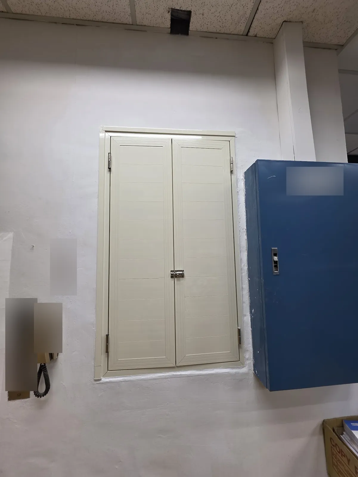 公共設備間門片與旁邊電氣箱位置