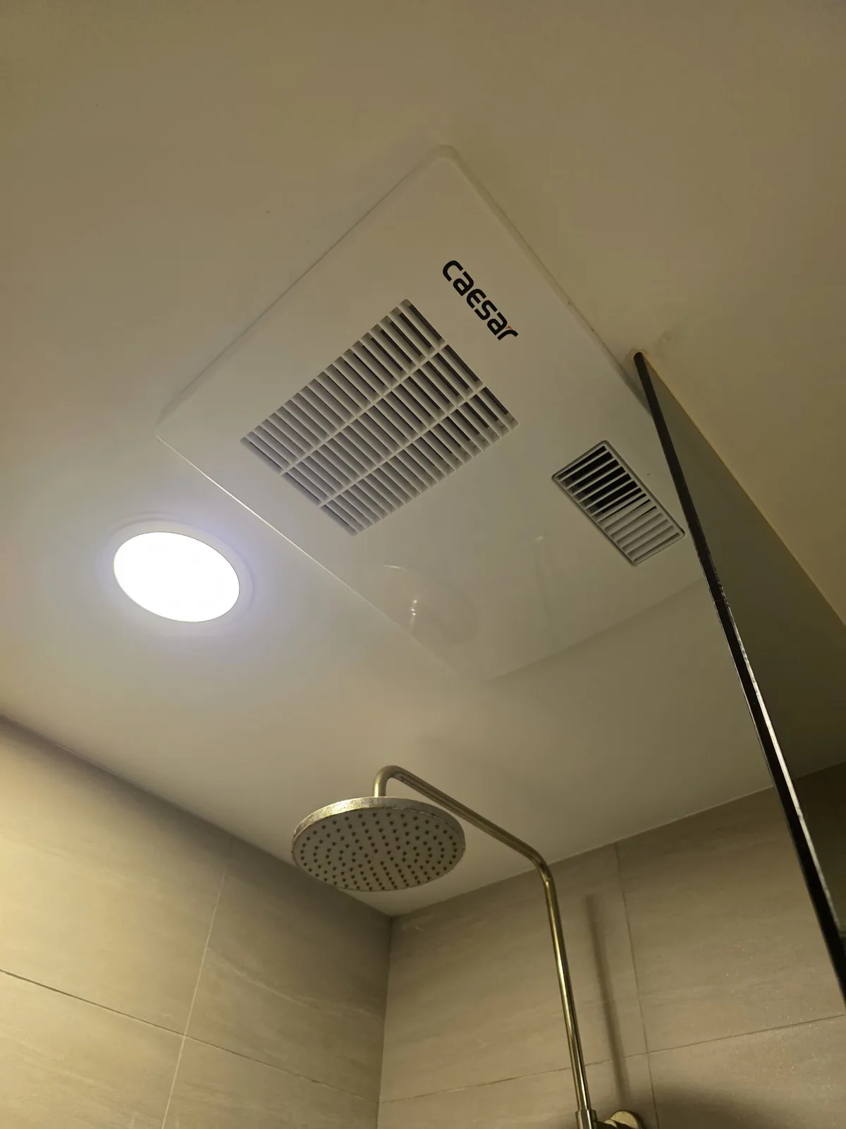 浴室天花板上的暖風機與排風格柵