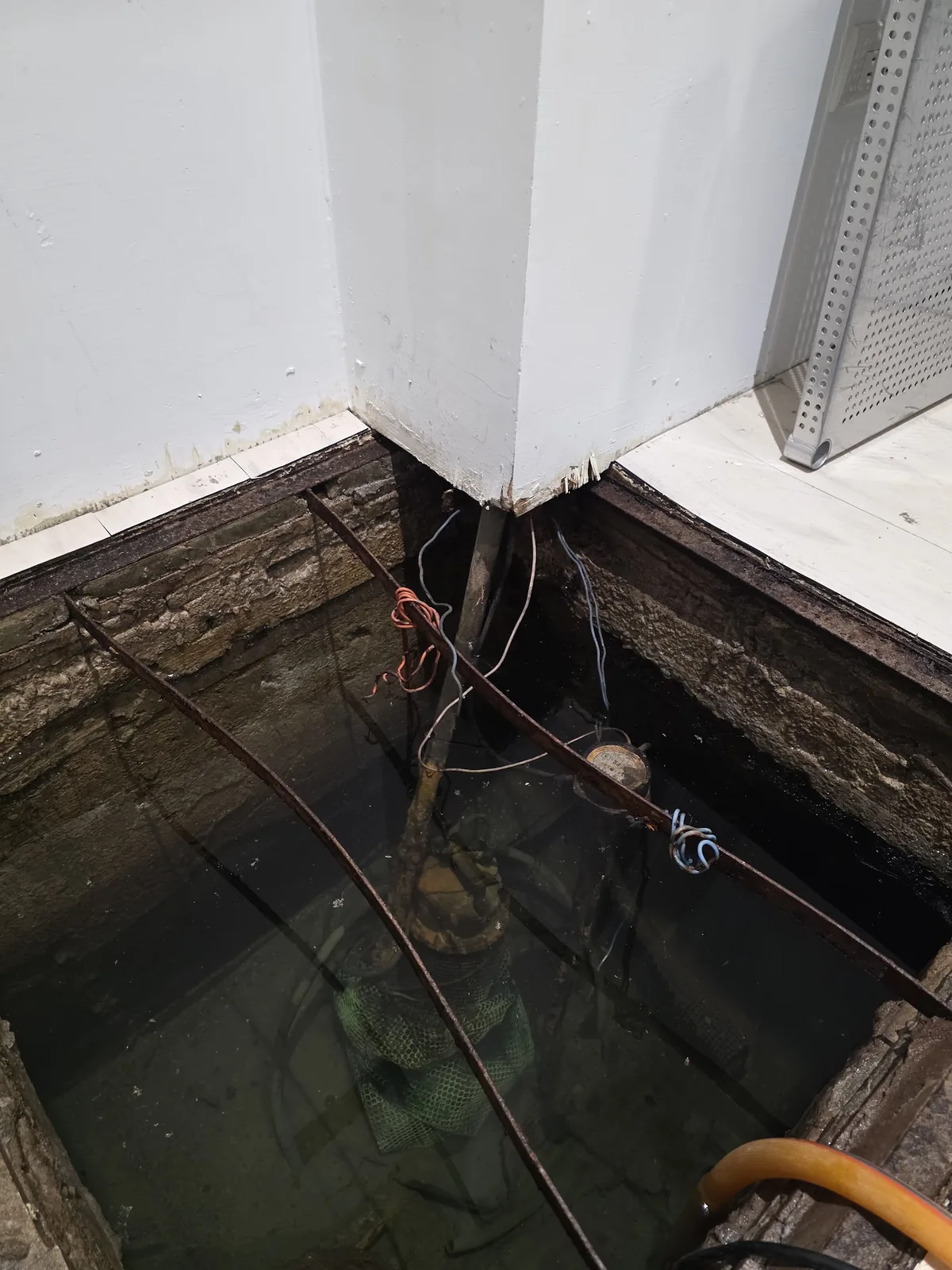 開蓋水槽內的沉水泵、管路與浮球現況