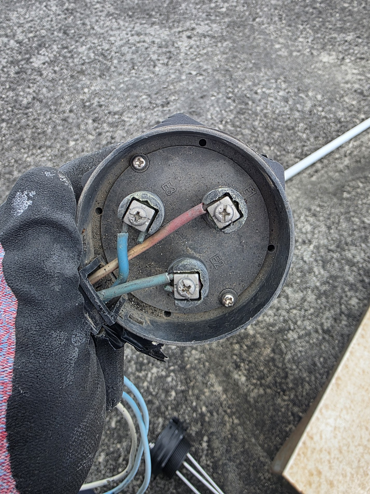 電極座上 E1、E2、E3 標示與既有線路