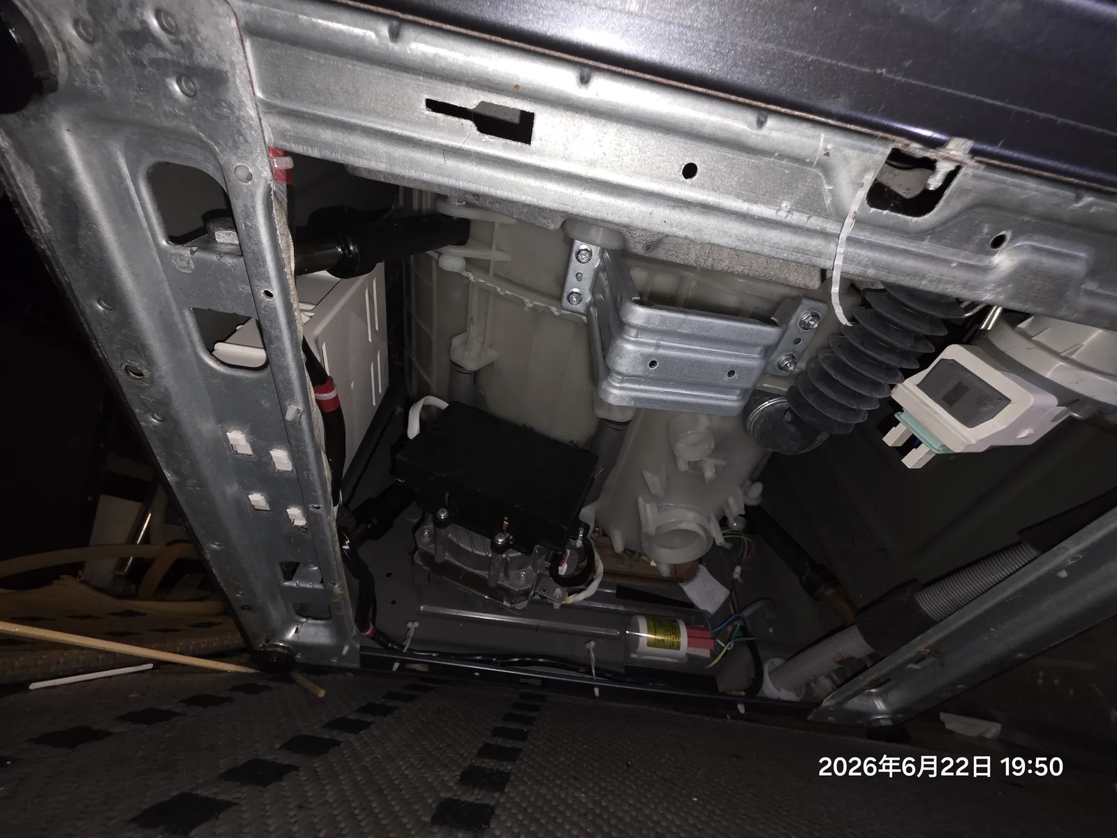 滾筒洗衣機翻機檢查底部馬達與接線
