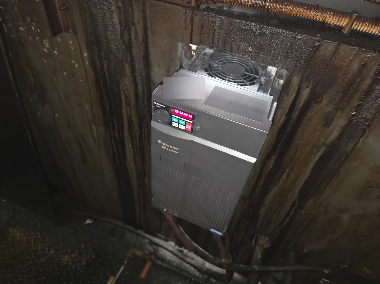 士林 SE3 11kW 變頻器固定在排風機旁牆面