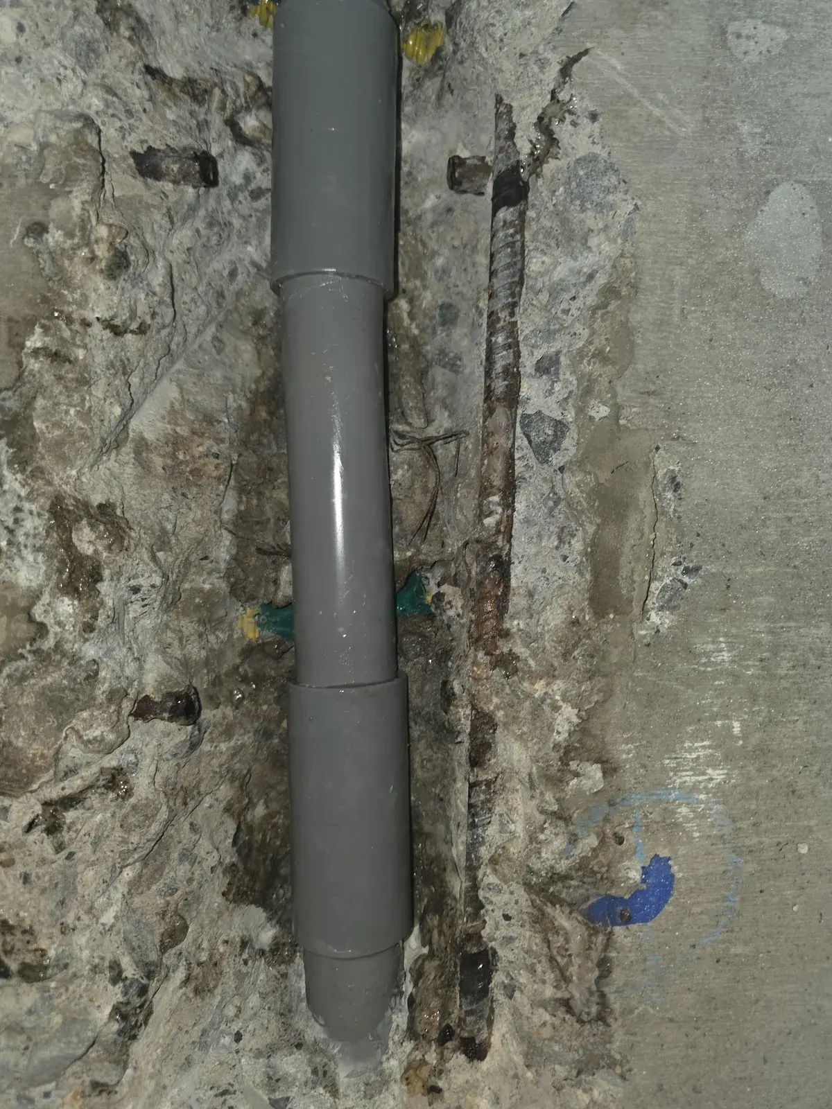 漏水查修後更換的 PVC 排水管與接頭