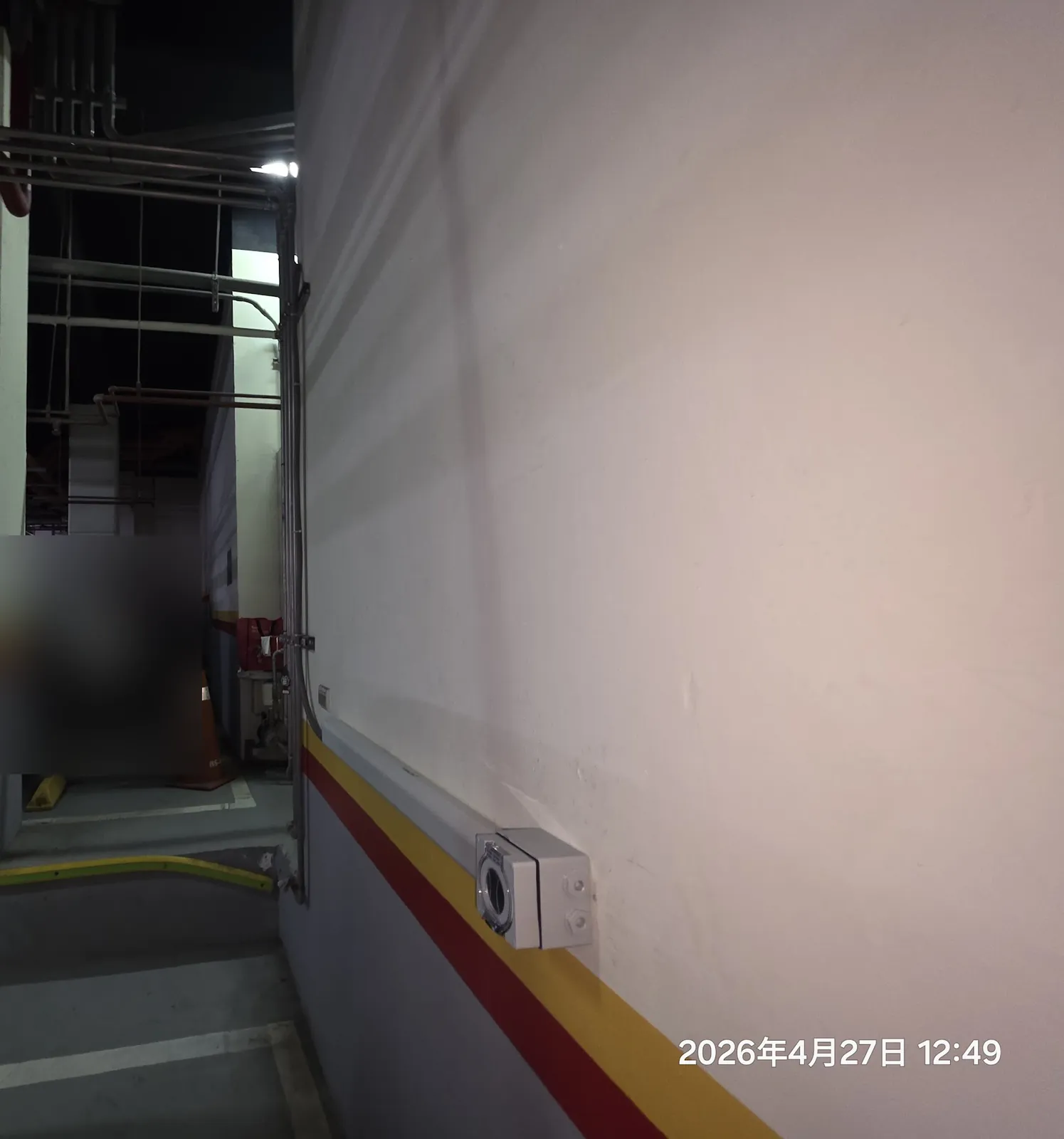 地下停車場車位旁牆面充電插座與配管(已遮蔽車輛資訊)