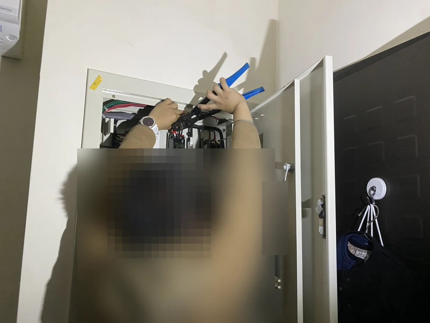 現場人員於住戶配電箱處理主電源端子並重新壓接