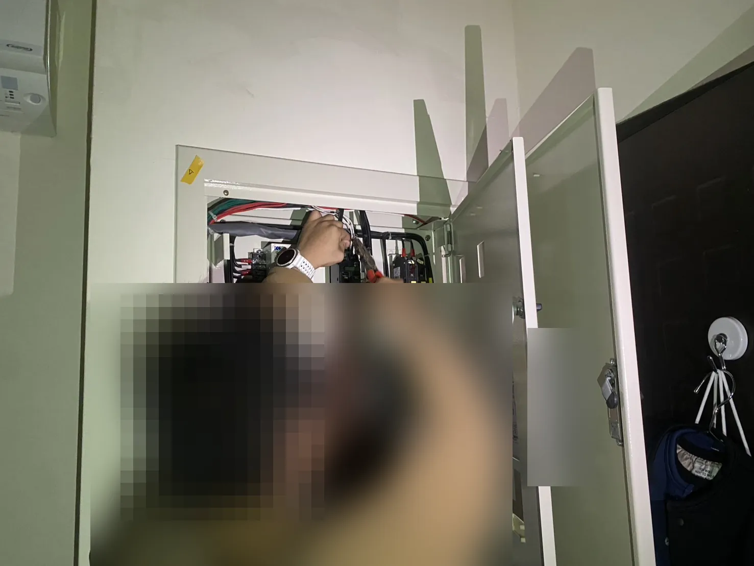 師傅檢查配電箱分路接線與總開關