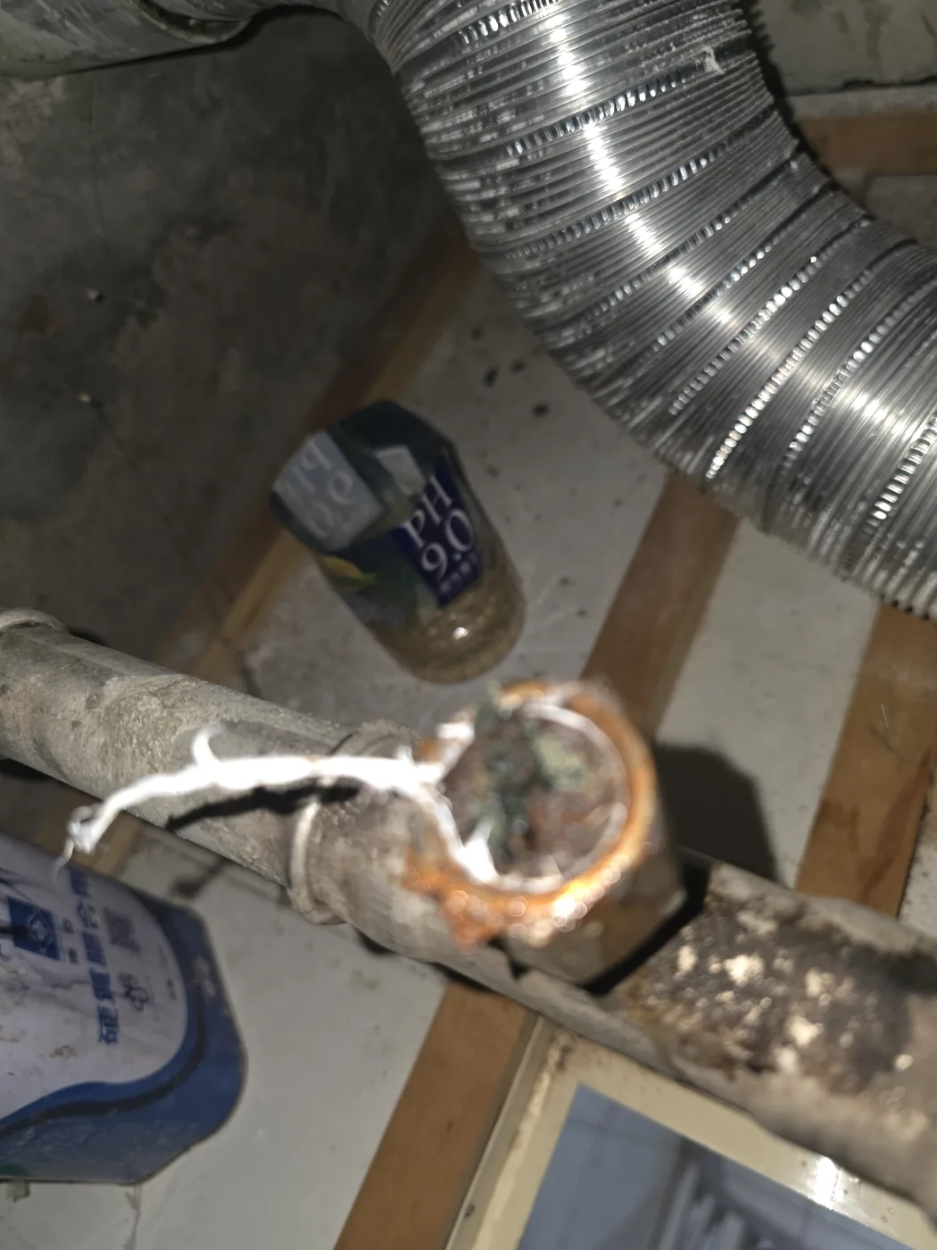 給水管螺牙出口鏽蝕與管段表面鏽痕