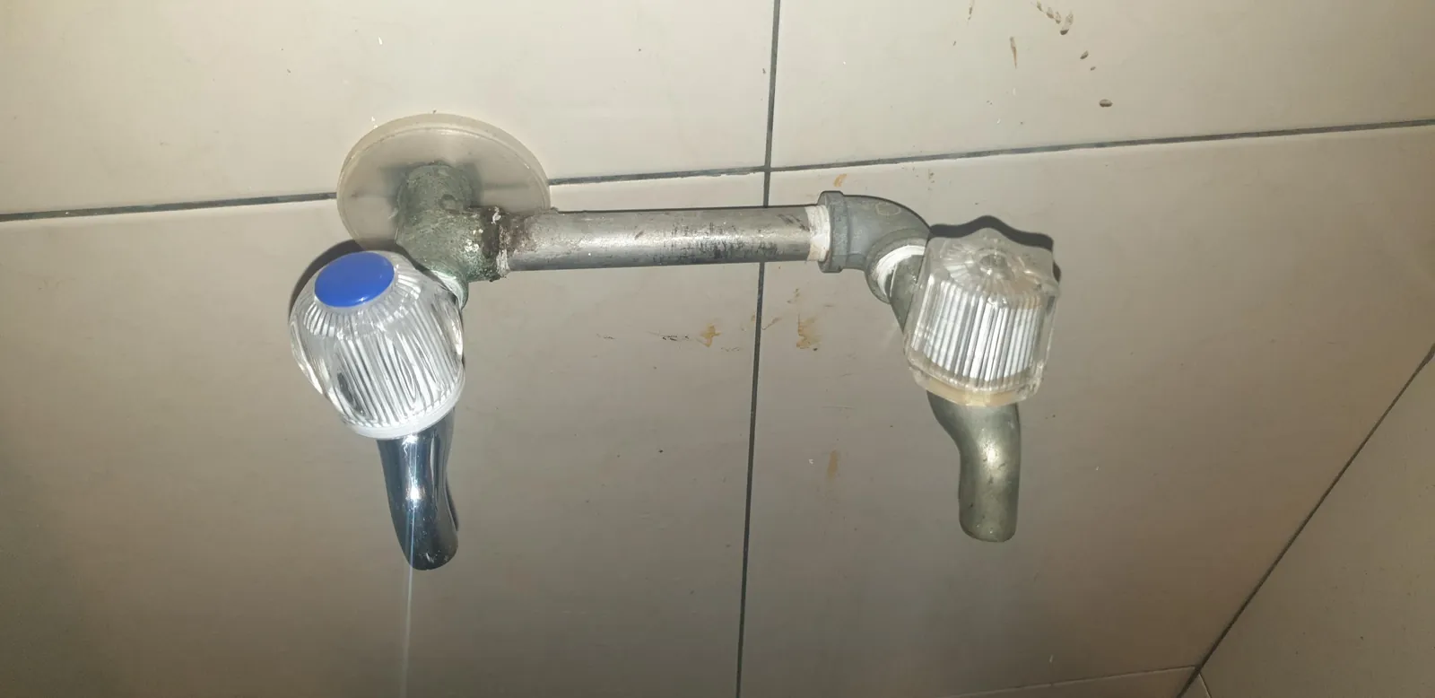 浴室雙把手壁式冷熱水龍頭更換前