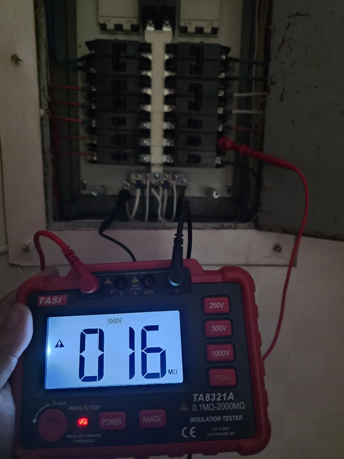 松山區老屋迴路絕緣電阻偏低,讀值約 0.16 MΩ