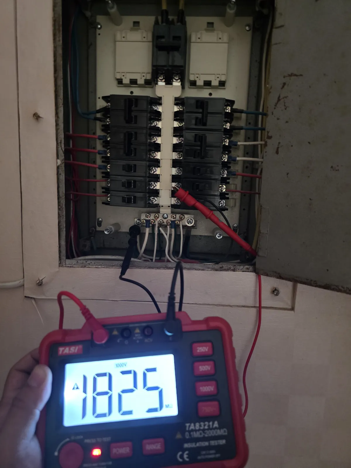 松山區老屋迴路絕緣電阻量測,讀值在千 MΩ 等級
