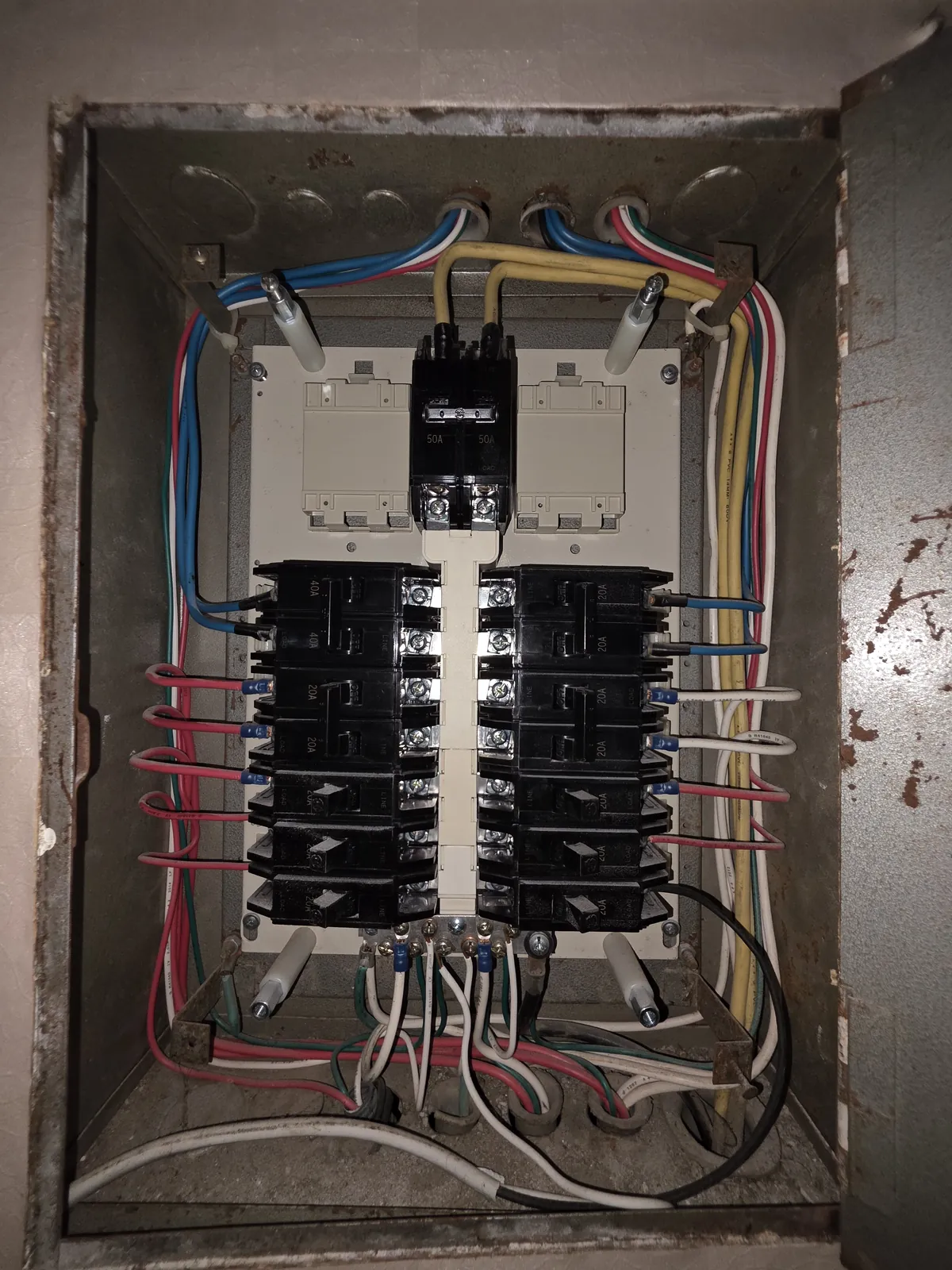 松山區老屋分電箱開蓋檢查,可見分路開關與舊線