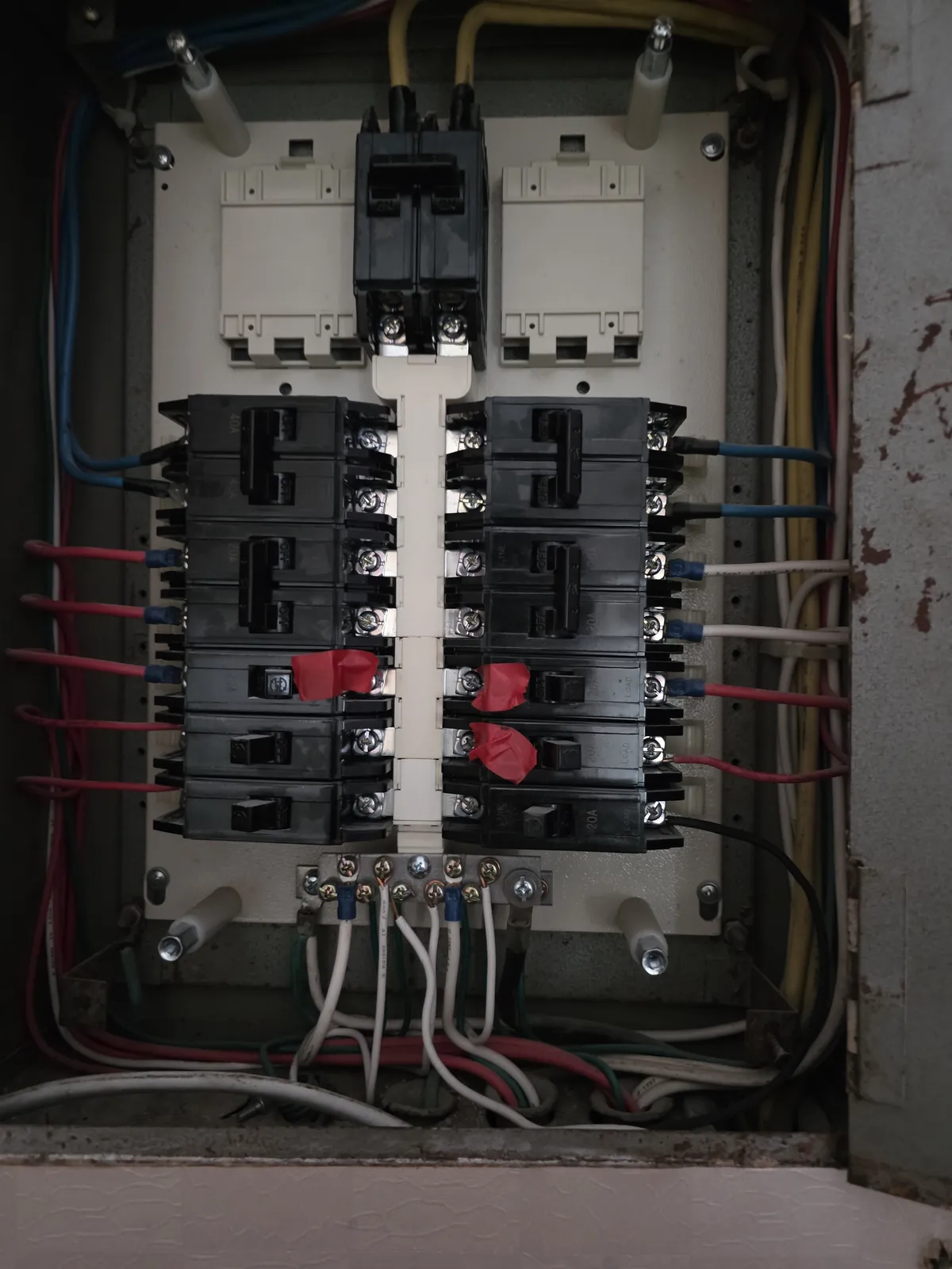 老屋分電箱內的分路開關、標記與配線