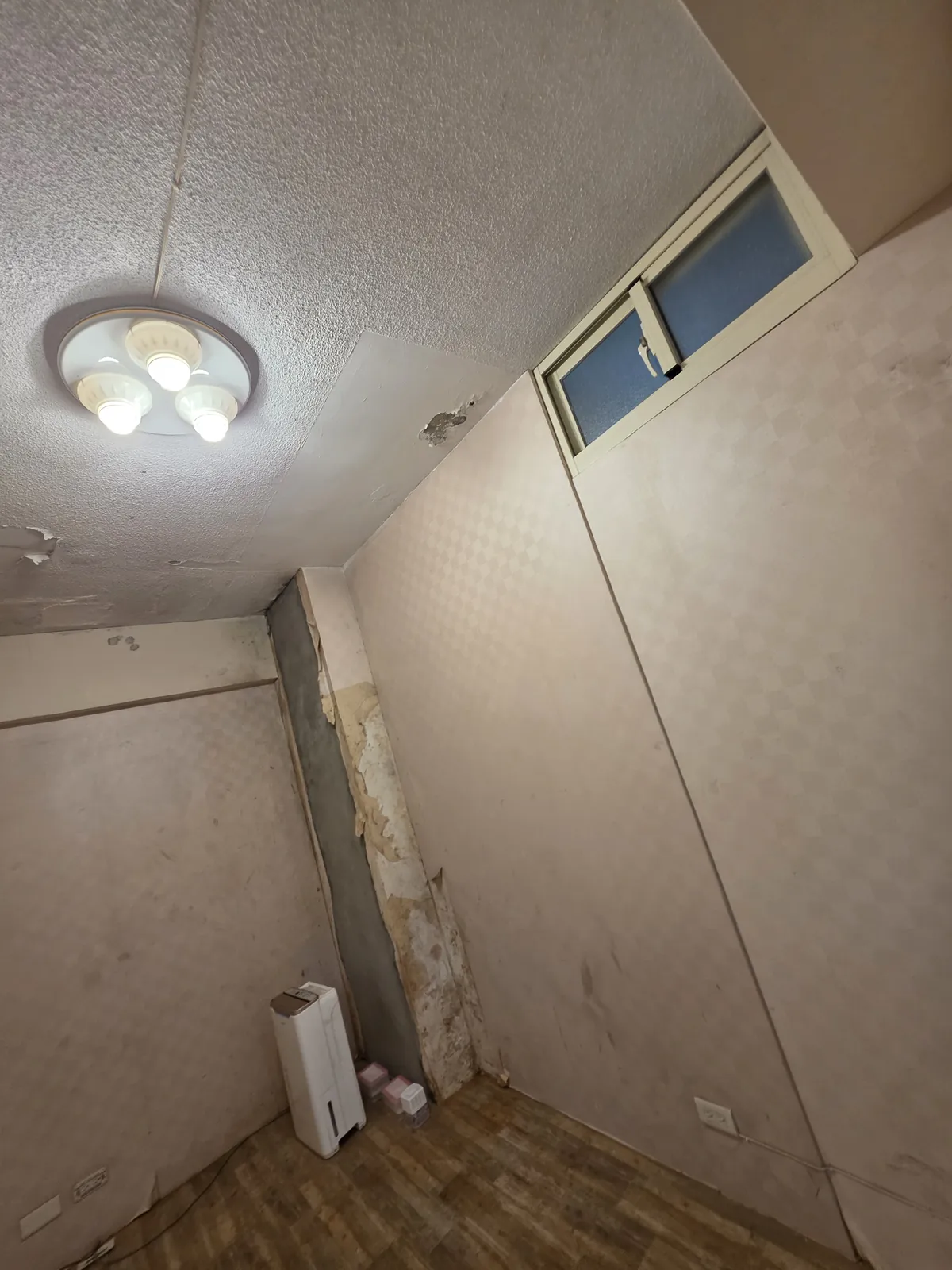 松山區老屋翻修前室內空間與吸頂燈