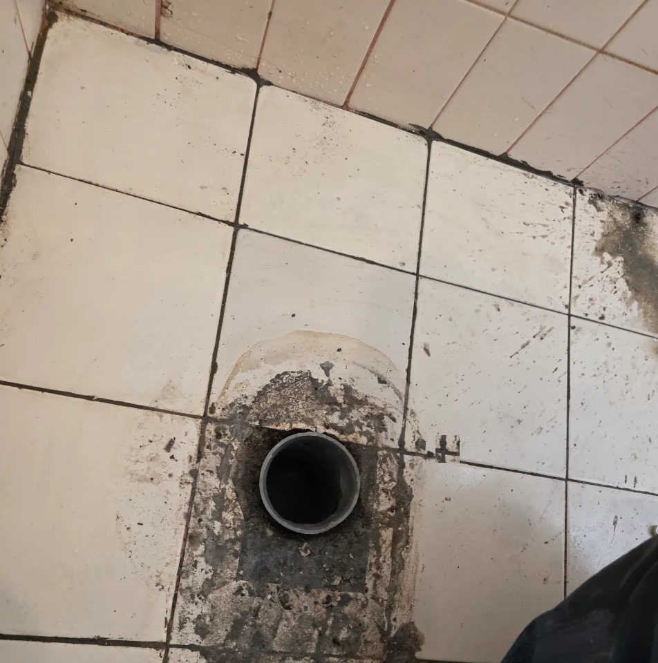 新北市新莊區馬桶拆除後地面排水口