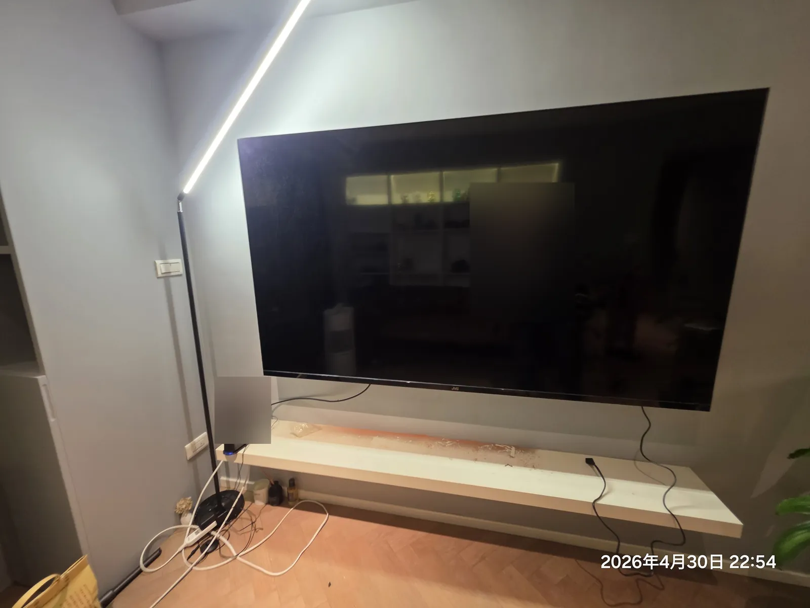 75吋電視壁掛完工,電視櫃與線材整理後