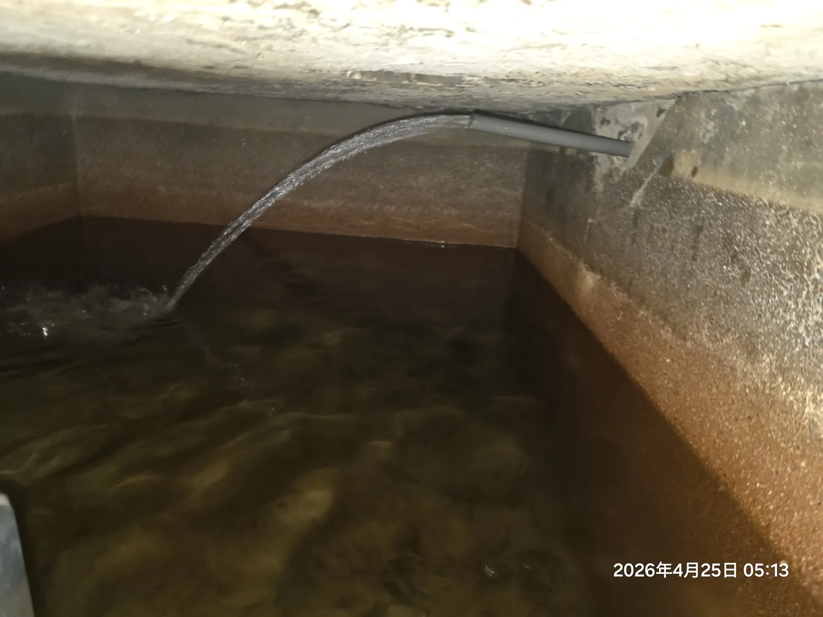 水塔槽內水面、臨時管路出口與可見水流