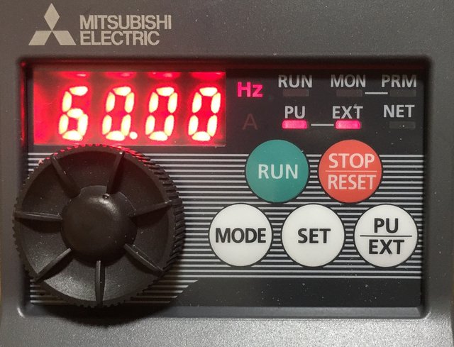 變頻器操作面板:RUN、STOP/RESET、MODE、SET 等英文按鍵與 60.00 Hz 顯示