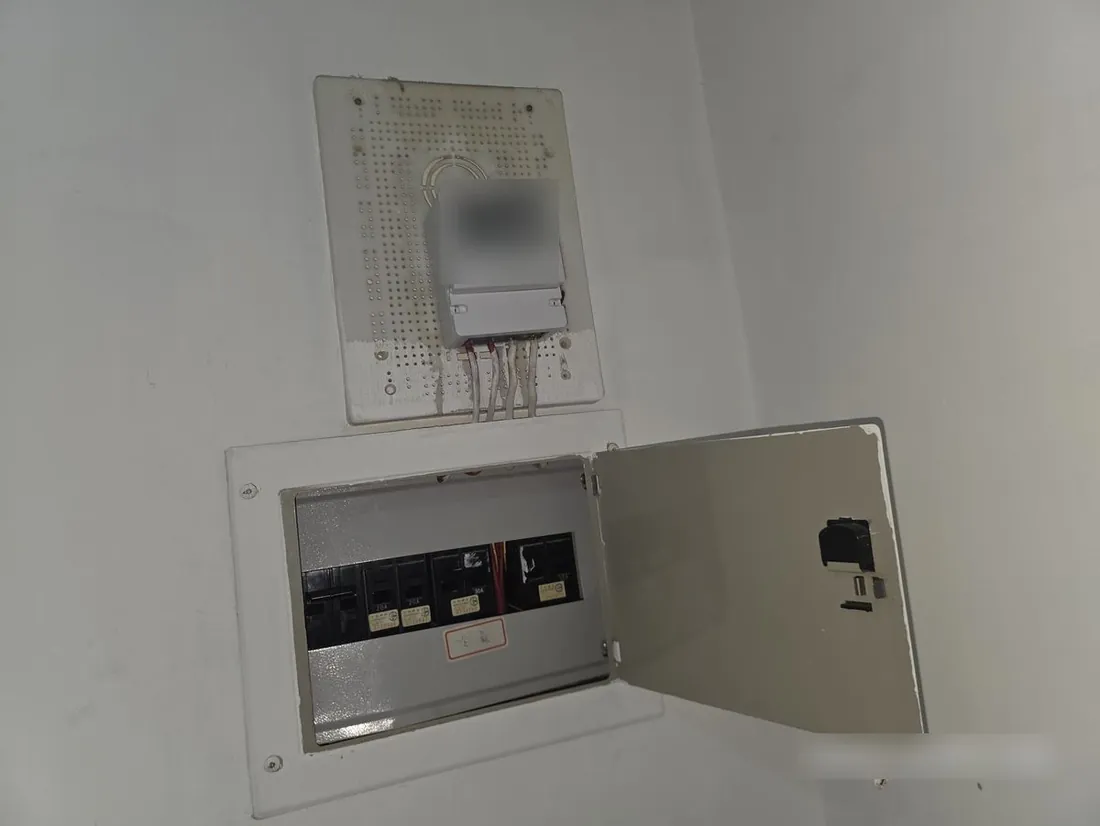 住宅牆面電表與下方分電盤的現場實拍(表號已模糊)