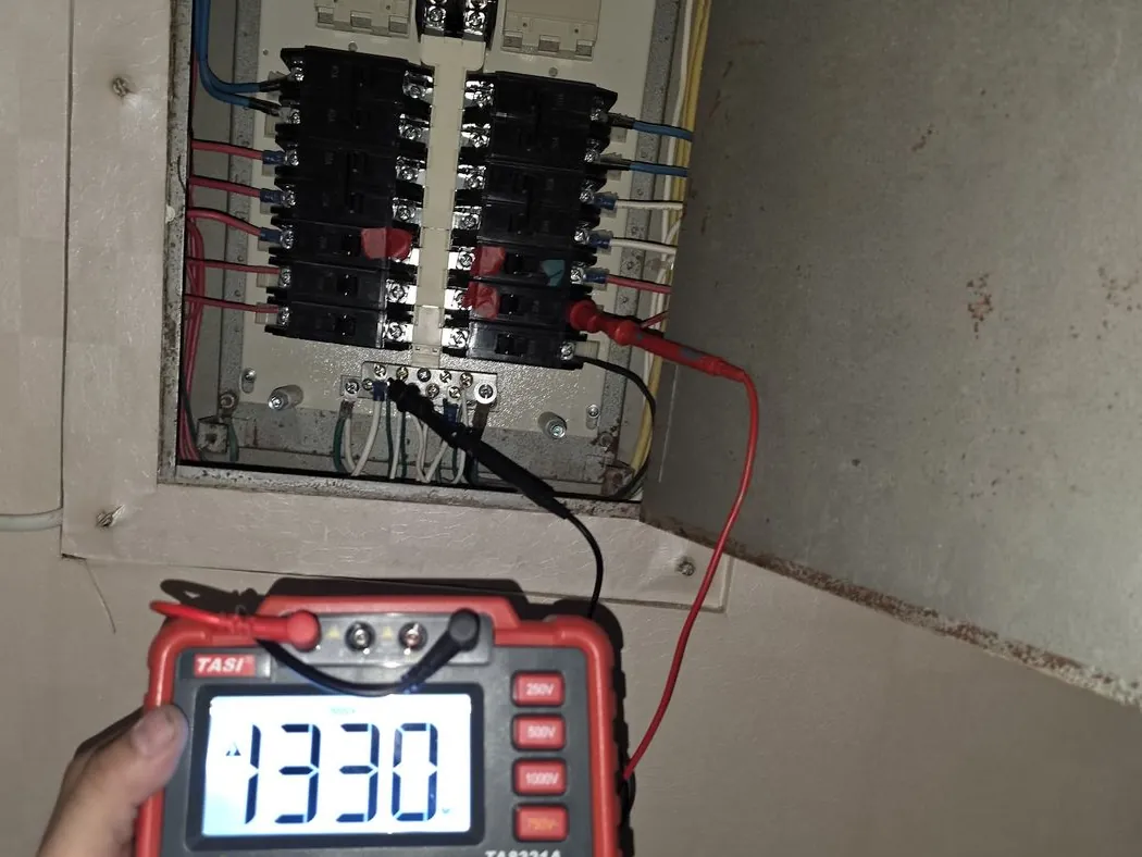 森麒師傅在住宅分電盤做絕緣電阻量測的現場實拍