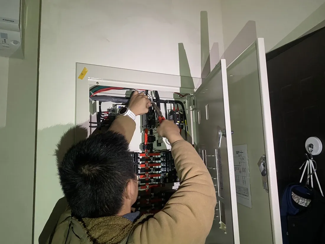 森麒師傅在大樓配電盤內檢查配線的現場實拍